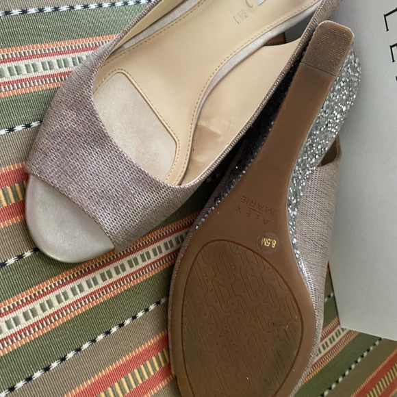 Alex Marie Gold Peep Toe Rhinestone Wedge Sandals Size 8.5 - Picture 3 of 4